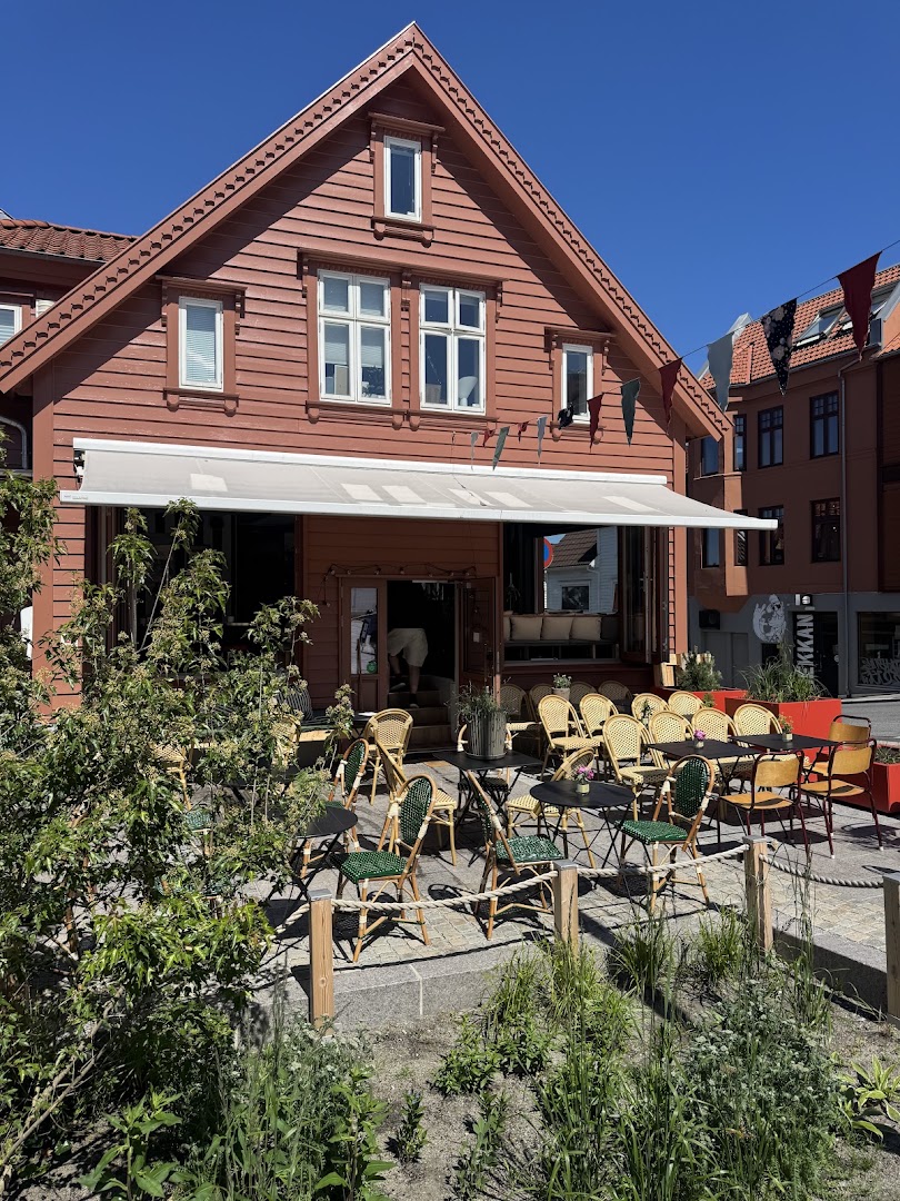 Palmen Bar: clear, inviting exterior terrace shot