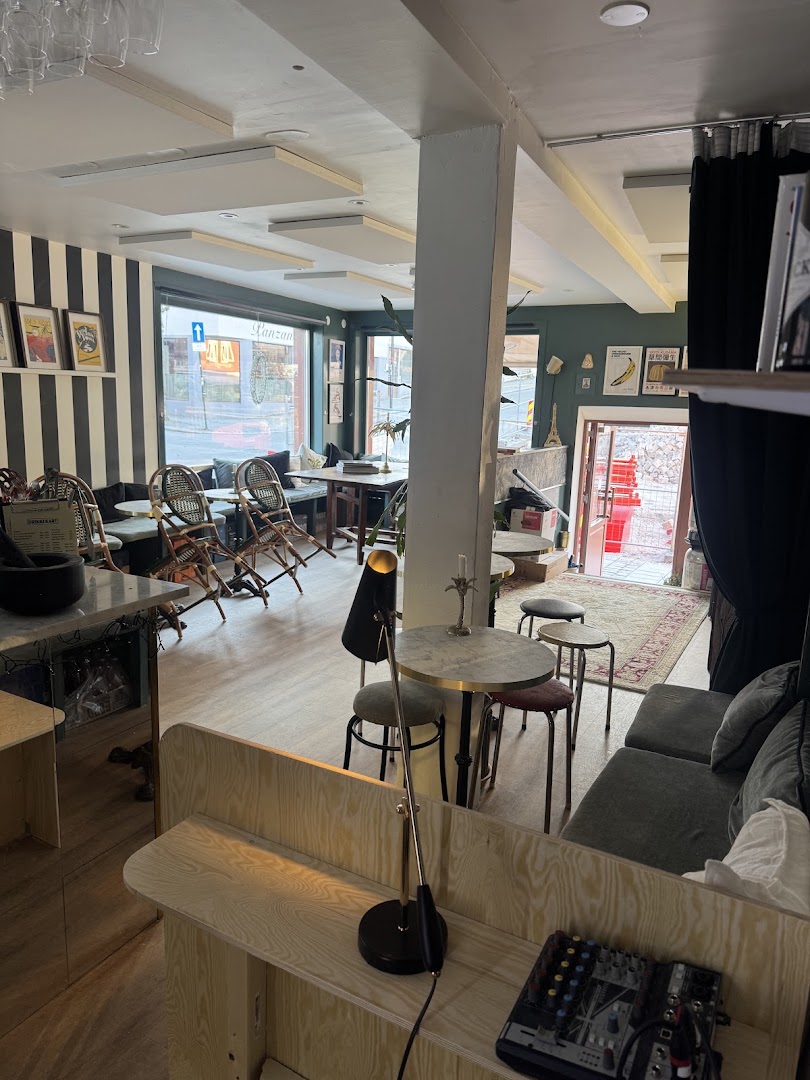 Palmen Bar: clear view of venue interior