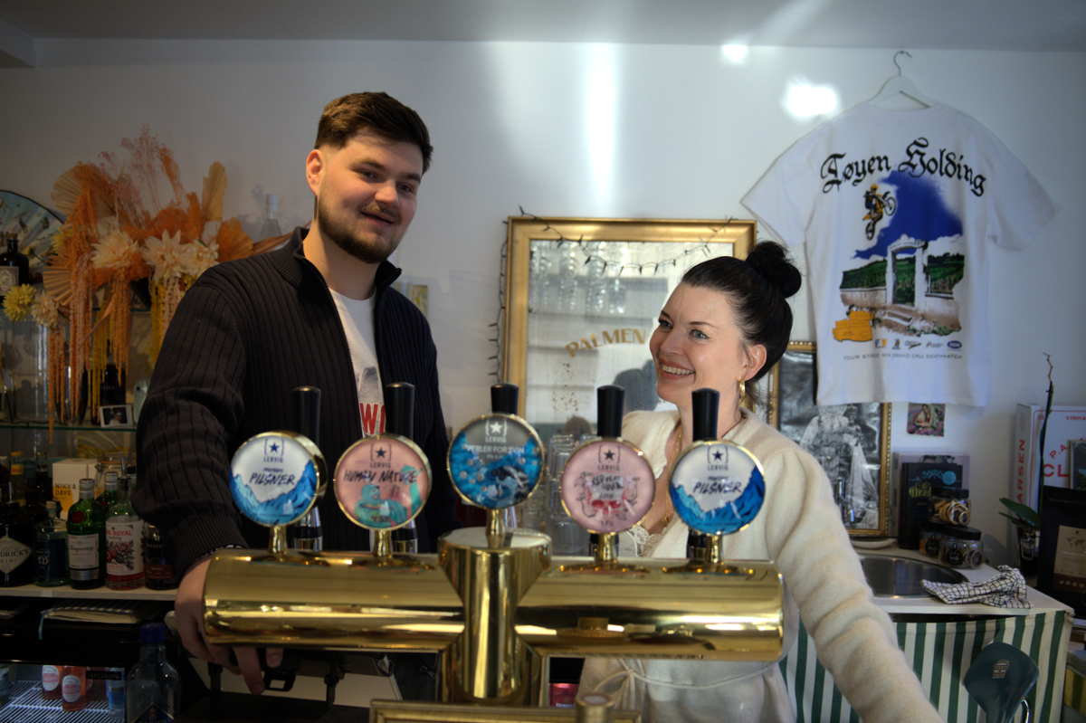 Palmen Bar: friendly staff at the bar