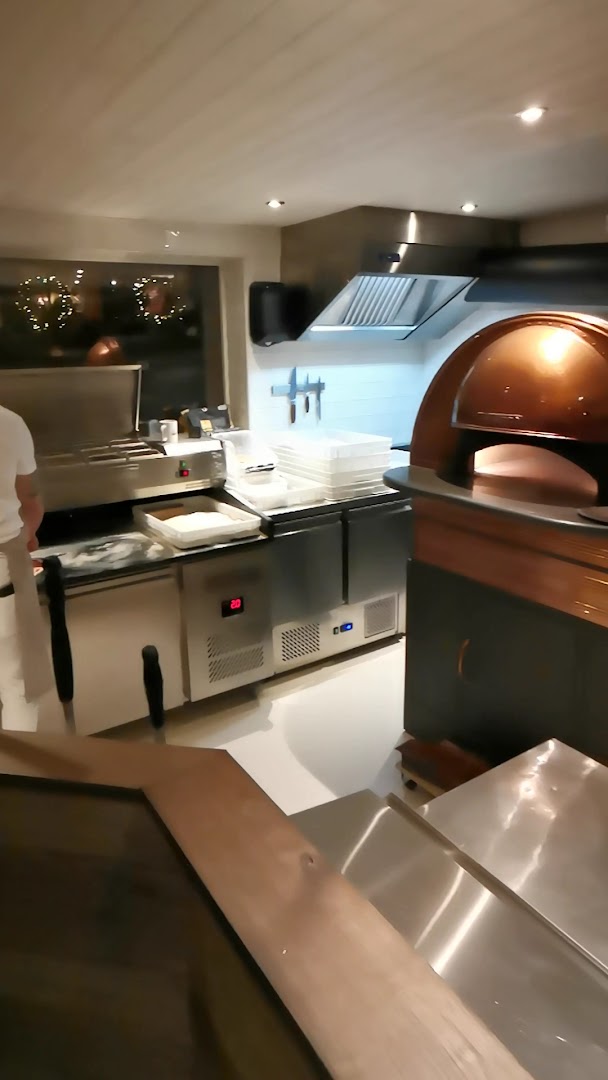 Panzanella Pizzeria: clear view of pizza oven