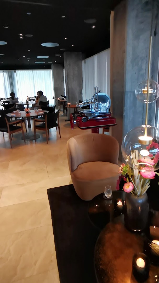 RE-NAA: restaurant interior and atmosphere