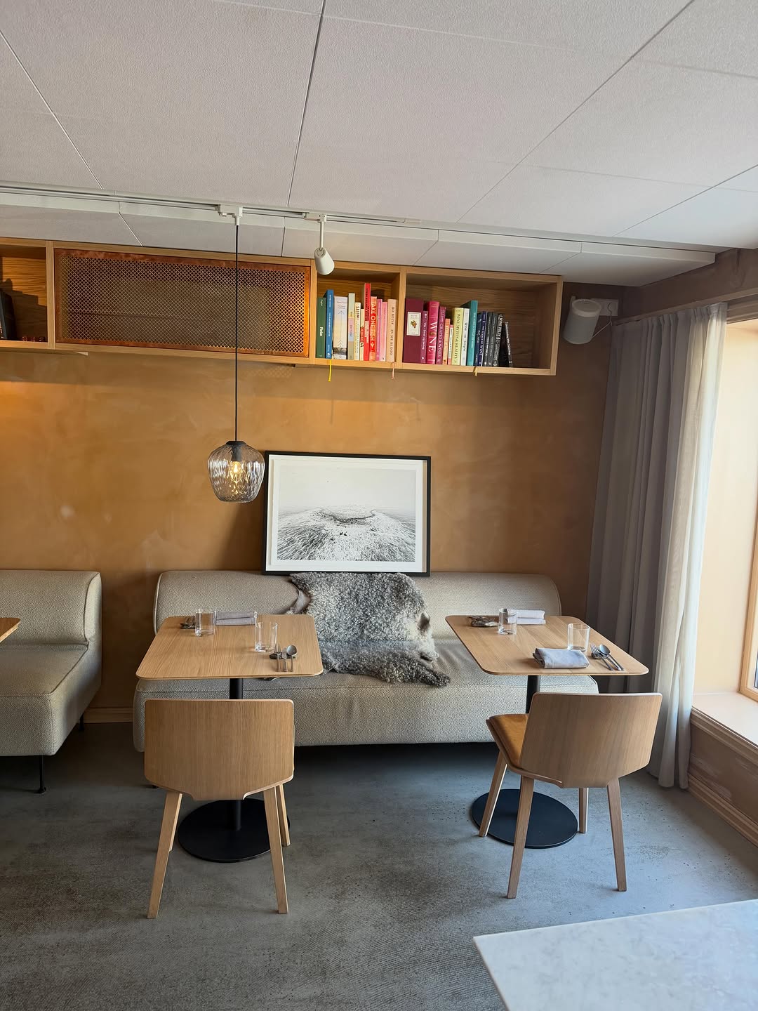 Sjokoladepiken: inviting and professional interior shot
