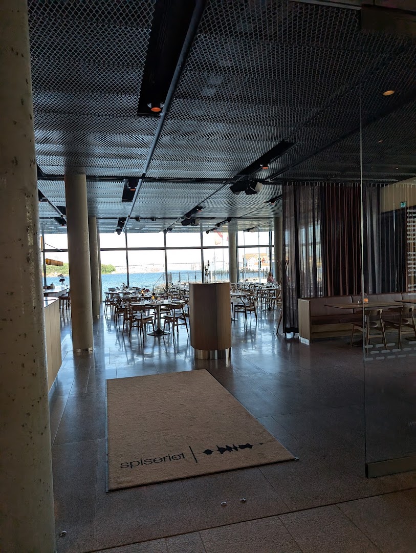 Spiseriet: clear, professional shot of interior