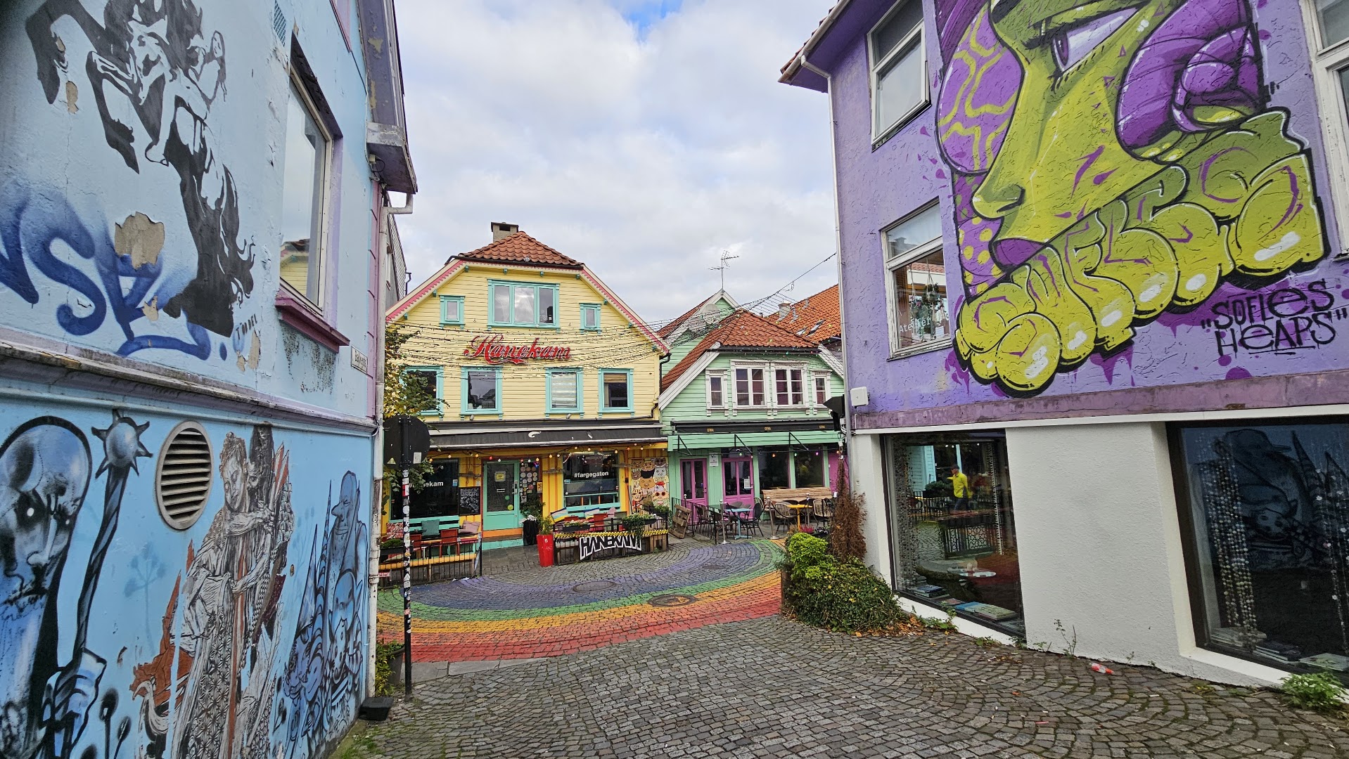 Syden, Beibi: venue's exterior atmosphere