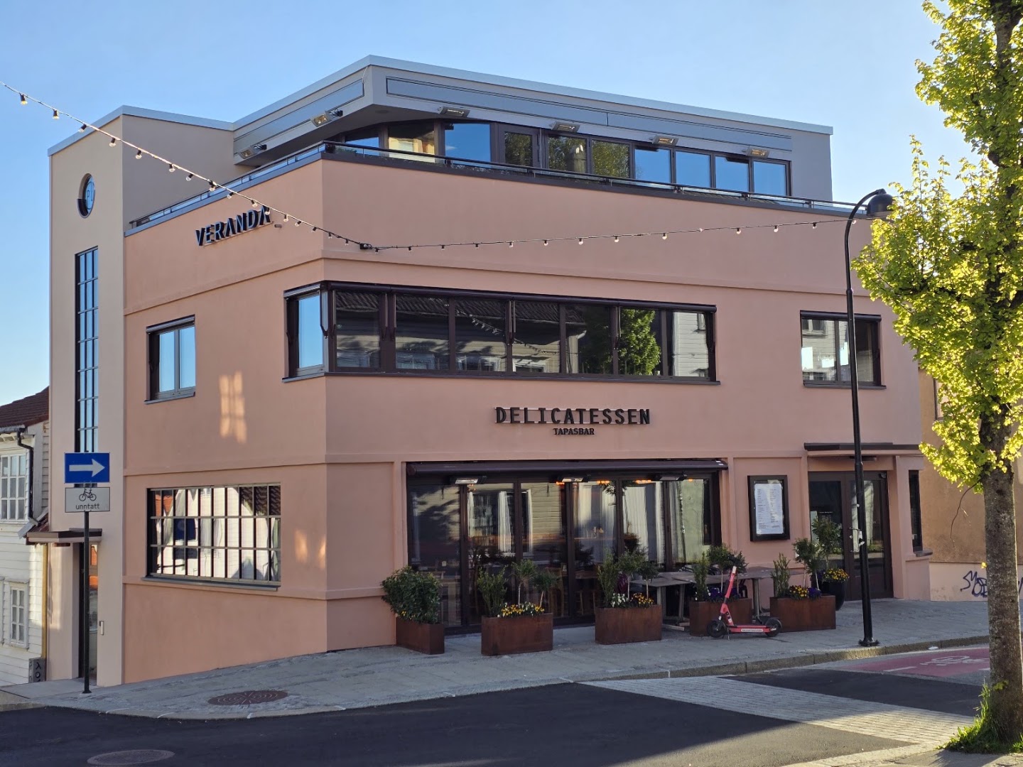 Veranda Vinbar: clear exterior shot of venue