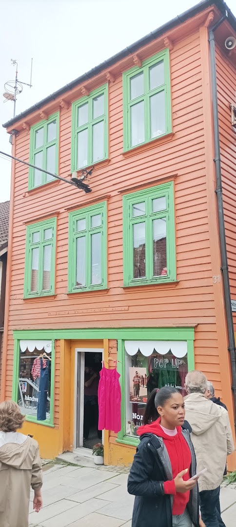 Zapp: clear photo of shop storefront
