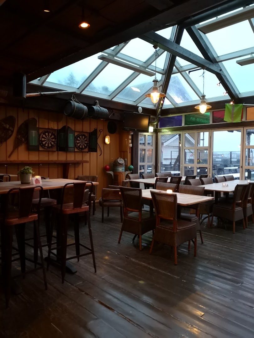 Bryggebaren: clear, inviting interior atmosphere