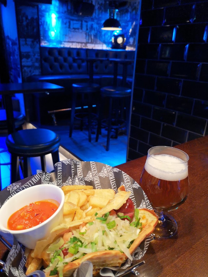 Styrhuset Pub: appetizing food and bar atmosphere