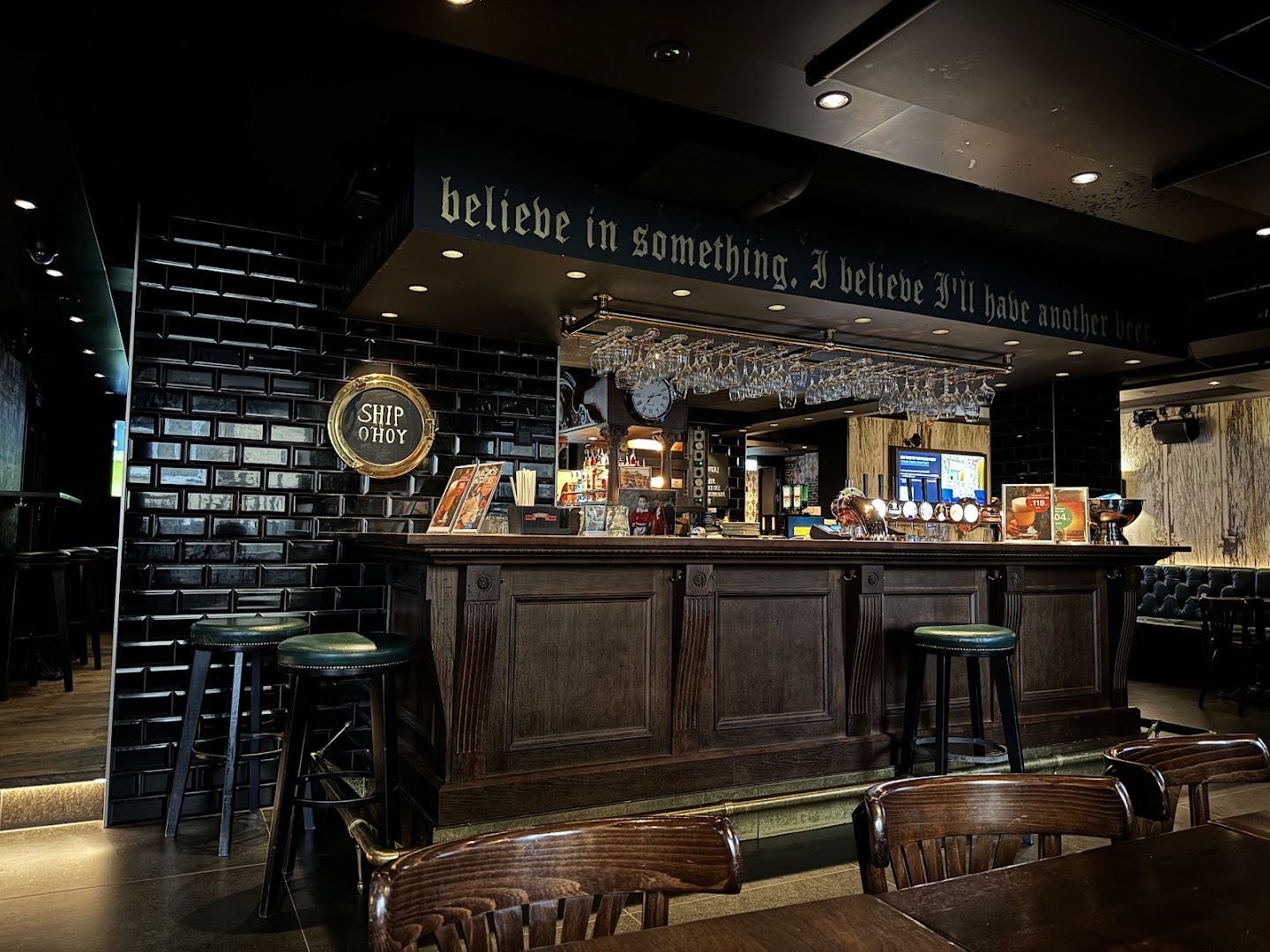 Styrhuset Pub: high quality interior bar shot