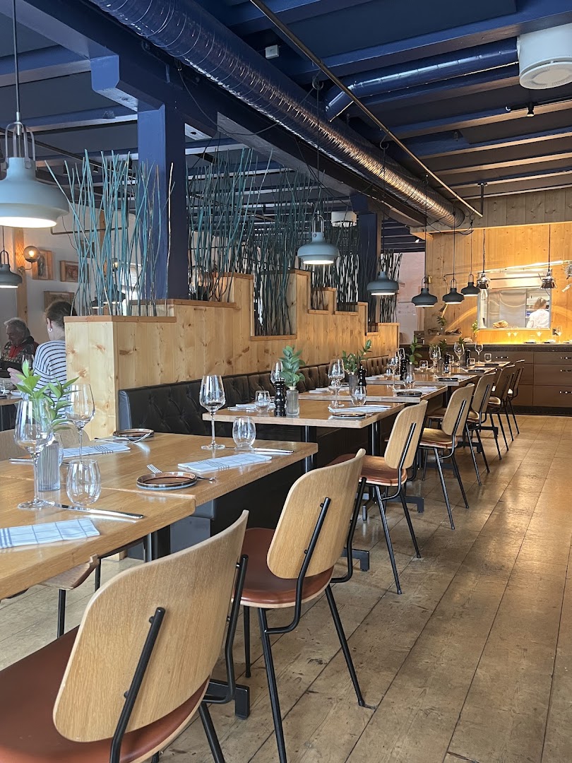 Arctandria: clear, inviting restaurant interior shot