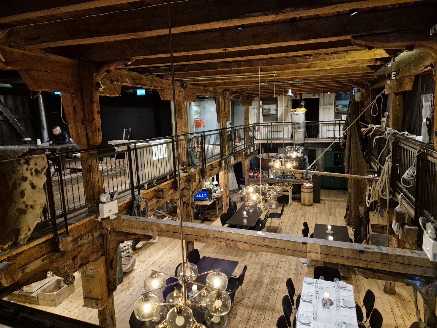 Full Steam: attractive restaurant interior atmosphere