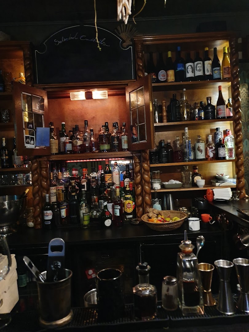 Hildr: atmospheric and well-composed bar photo