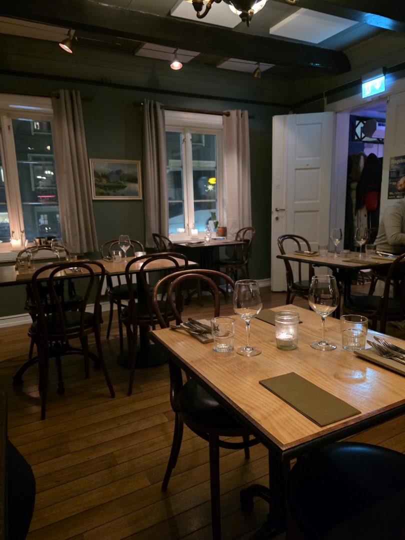 Hildr: inviting restaurant interior atmosphere