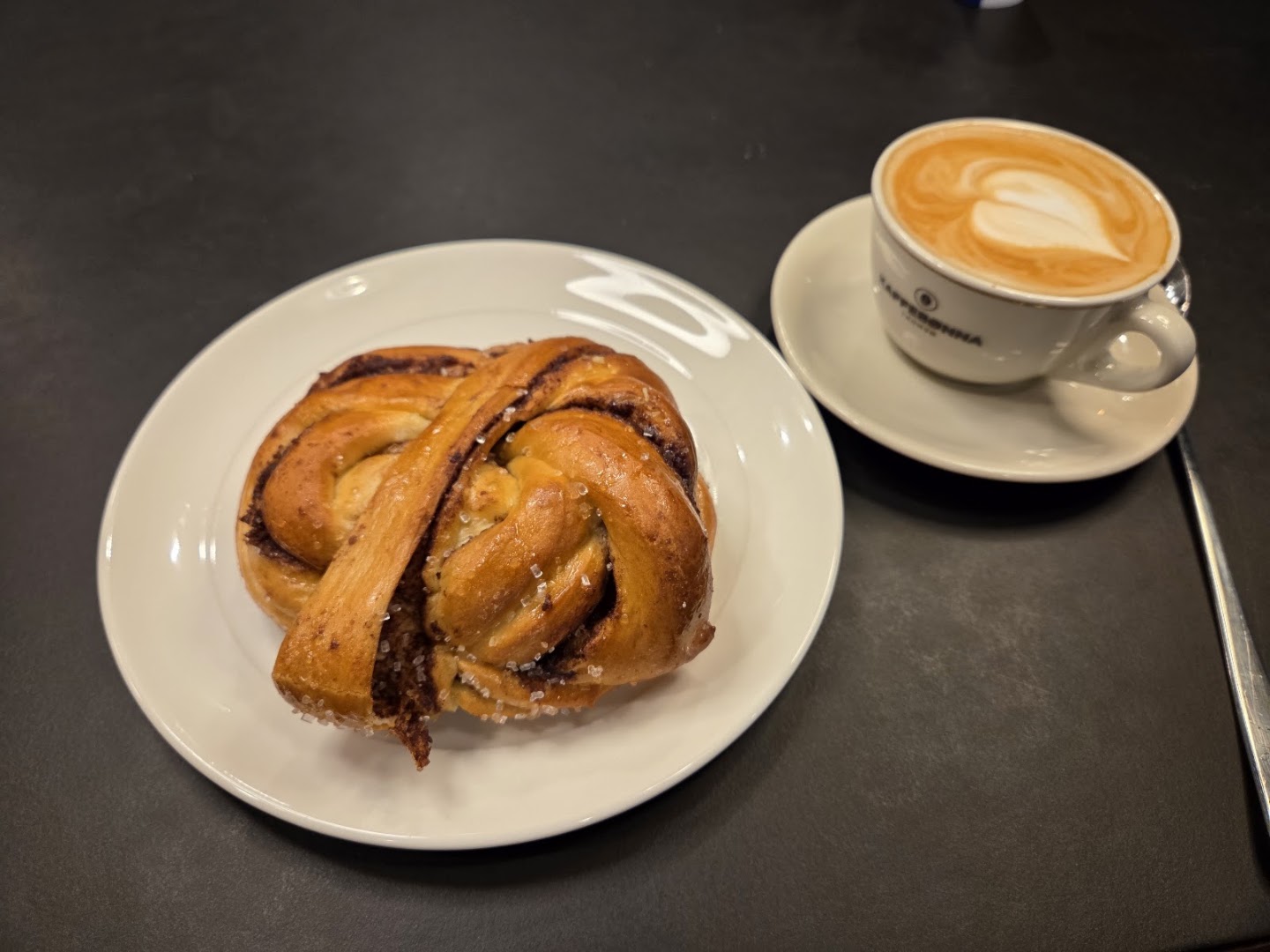 Kaffebønna: appetizing photo of coffee and pastry