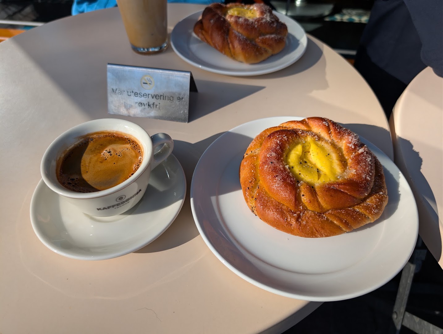 Kaffebønna: appetizing food and drink photo