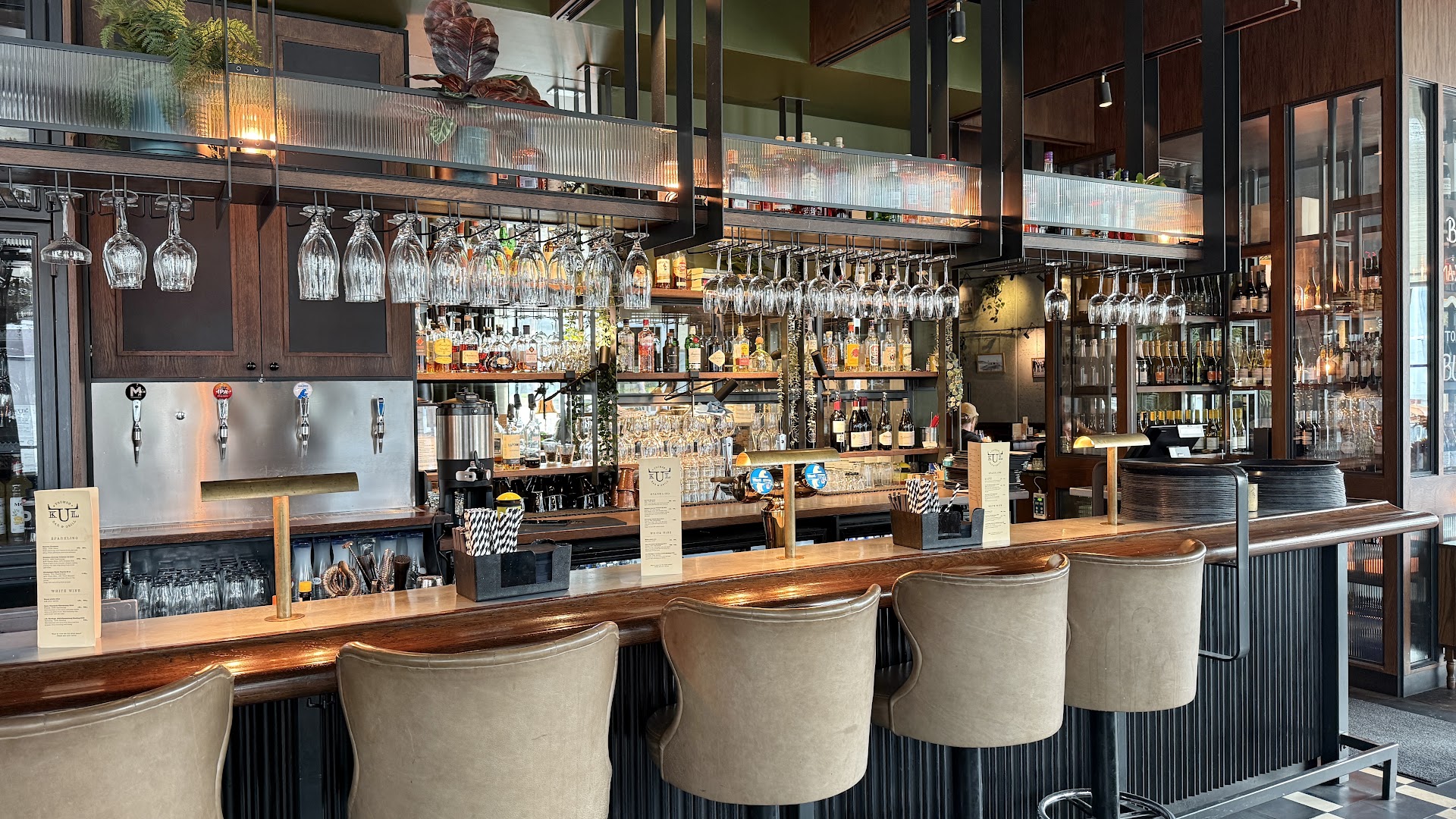 KULL Bar & Grill: high quality interior bar shot