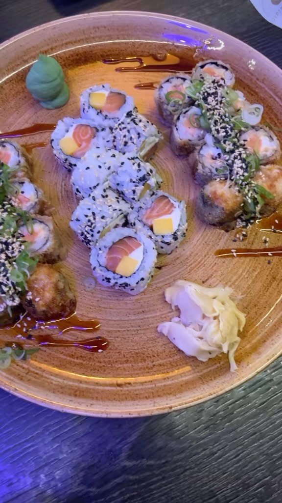 Rå Sushi: appetizing photo of sushi platter