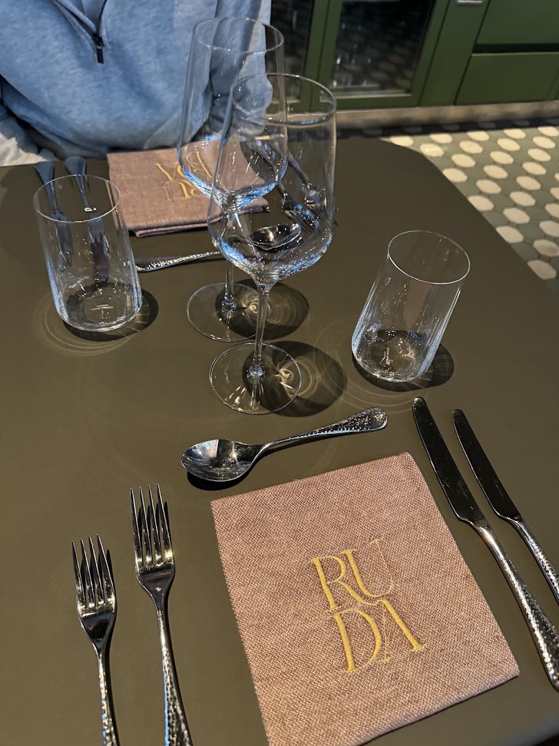 RUDA: clean professional table setting shot