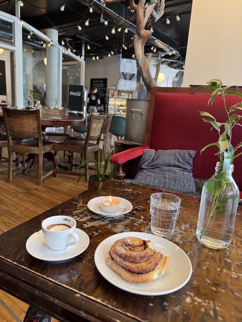Smørtorget: inviting atmosphere with food items