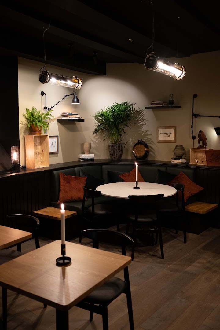 Walter & Leonard: inviting and professional interior shot