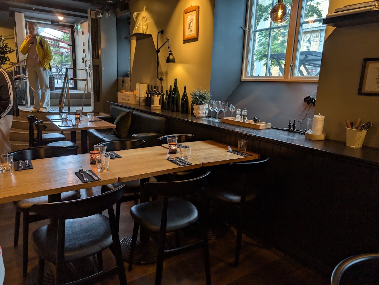 Walter & Leonard: clear, inviting restaurant interior shot