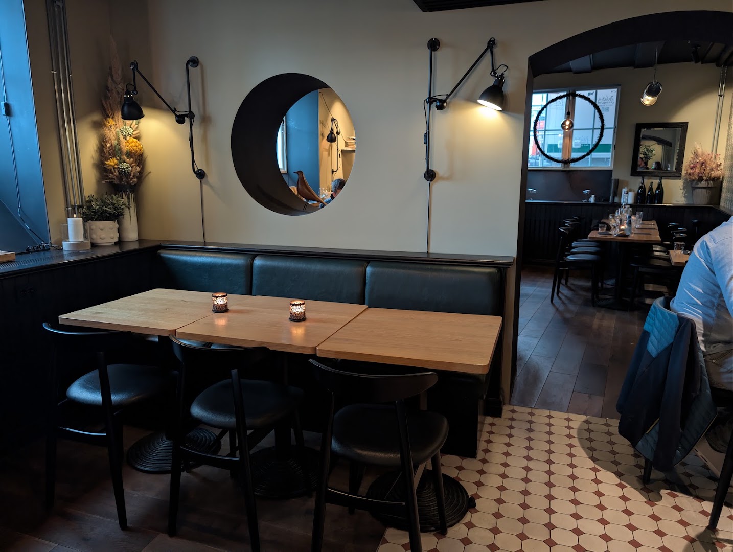 Walter & Leonard: clear, inviting restaurant interior shot