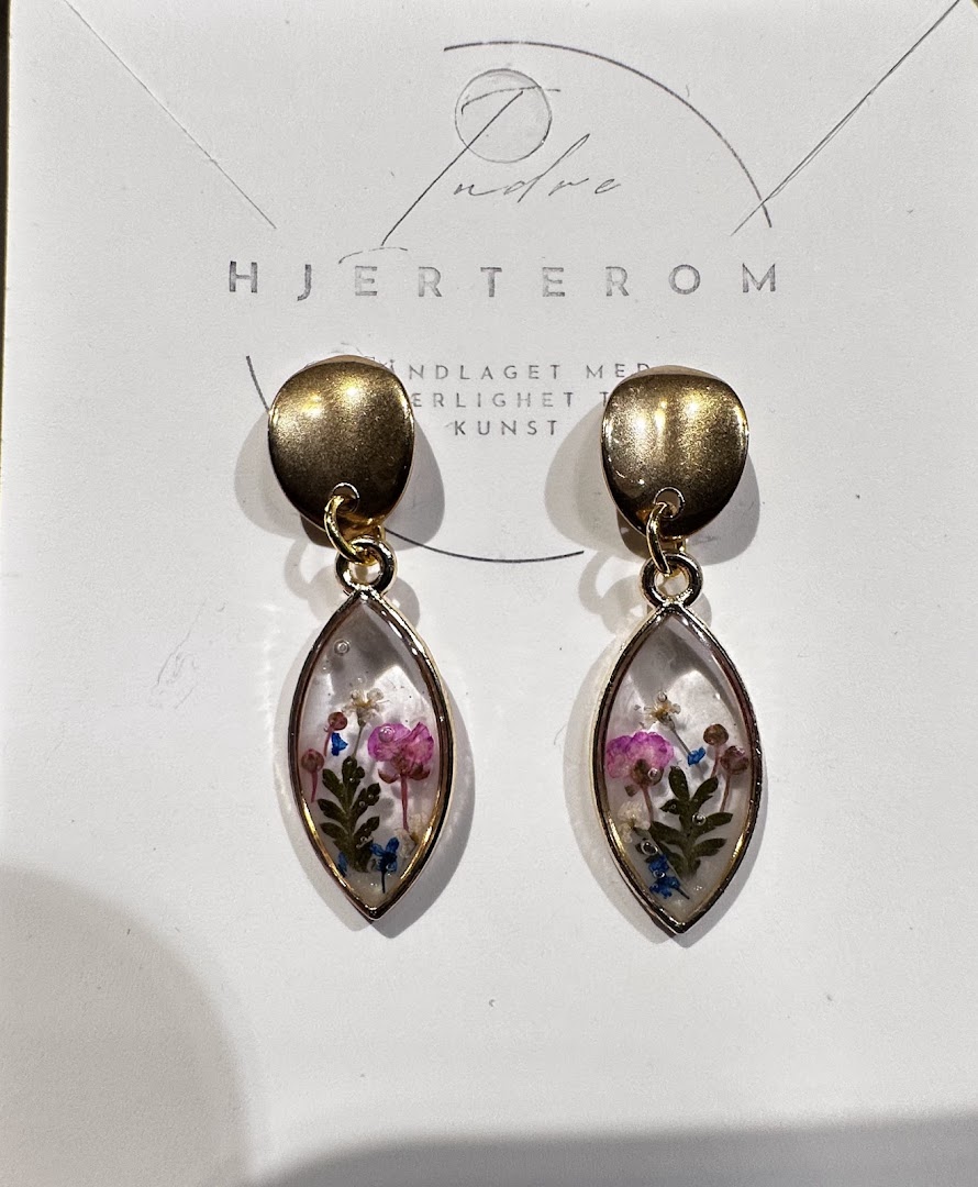 Atmos Kunst: clear product photo of jewelry