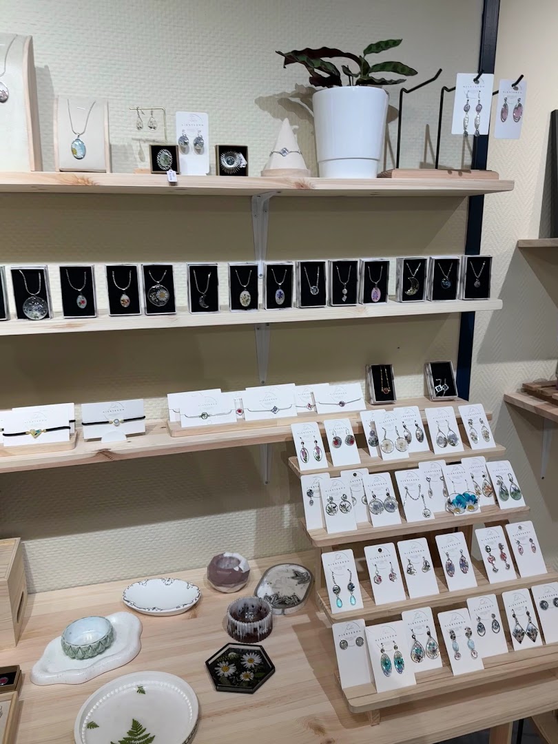 Atmos Kunst: clear display of shop products