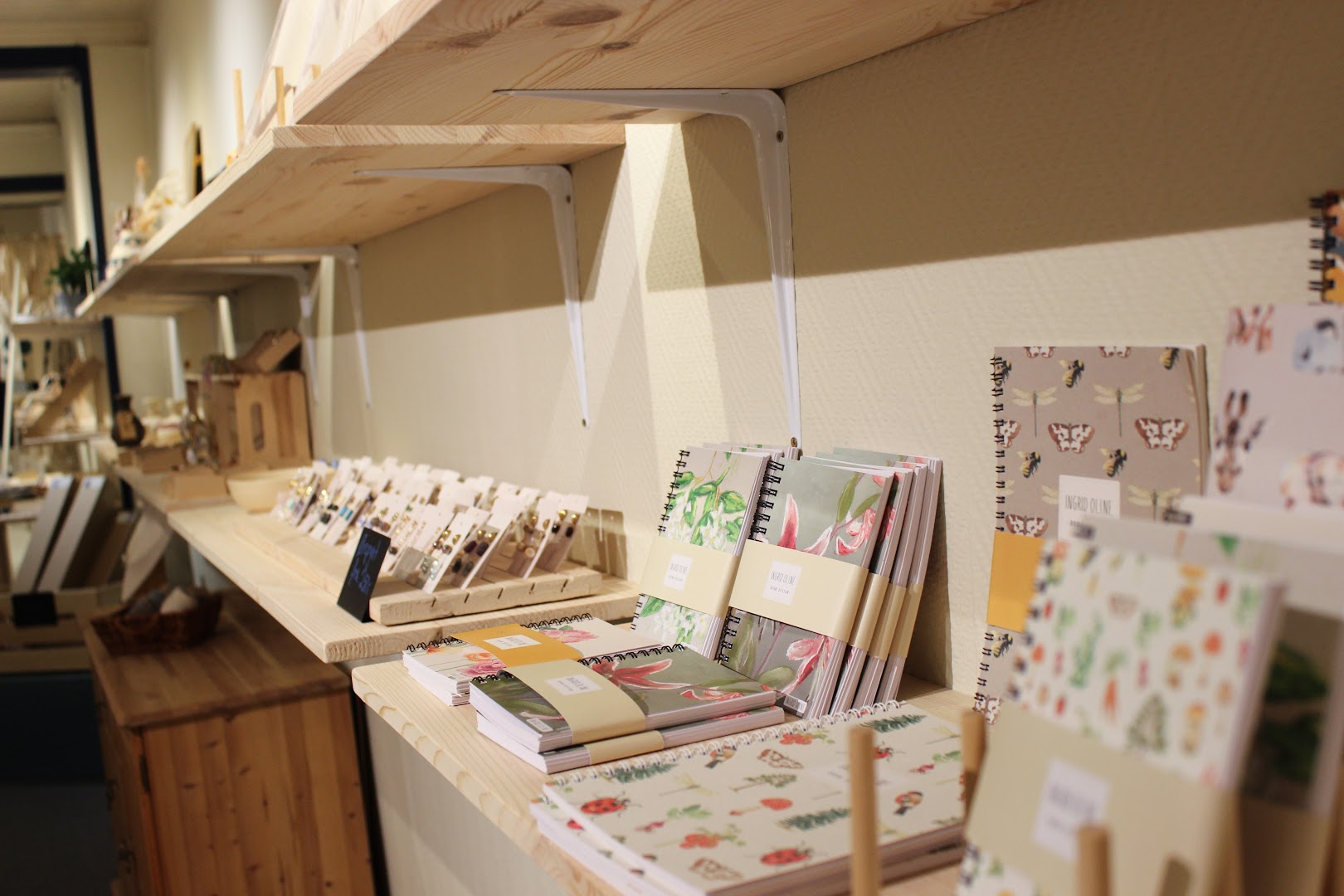 Atmos Kunst: clear display of shop products