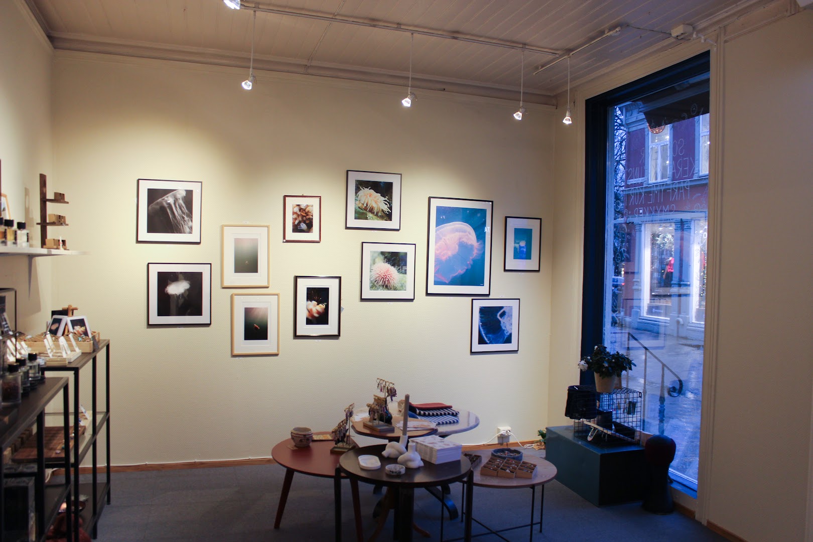 Atmos Kunst: clear view of shop interior