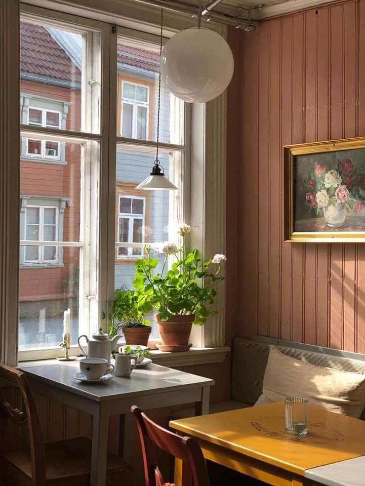 Baklandet Skydsstation: beautiful, inviting restaurant interior atmosphere