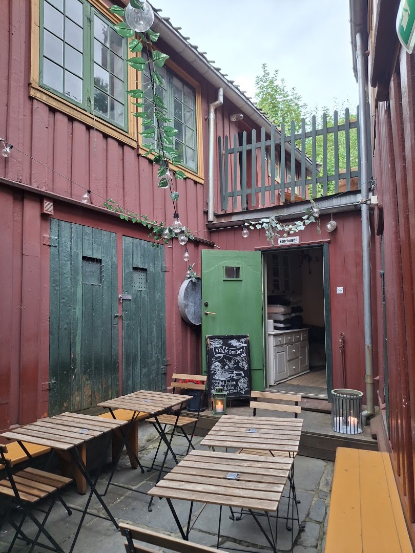 Baklandet Skydsstation: inviting outdoor seating area photo