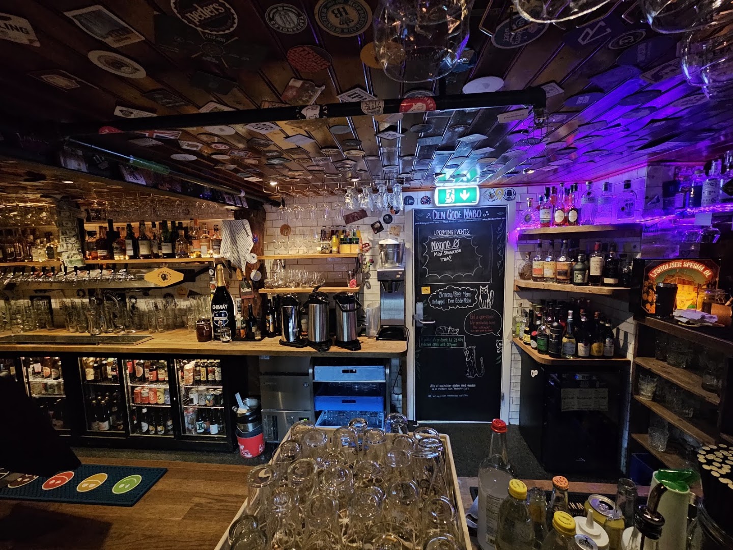 Den Gode Nabo: bar atmosphere and interior