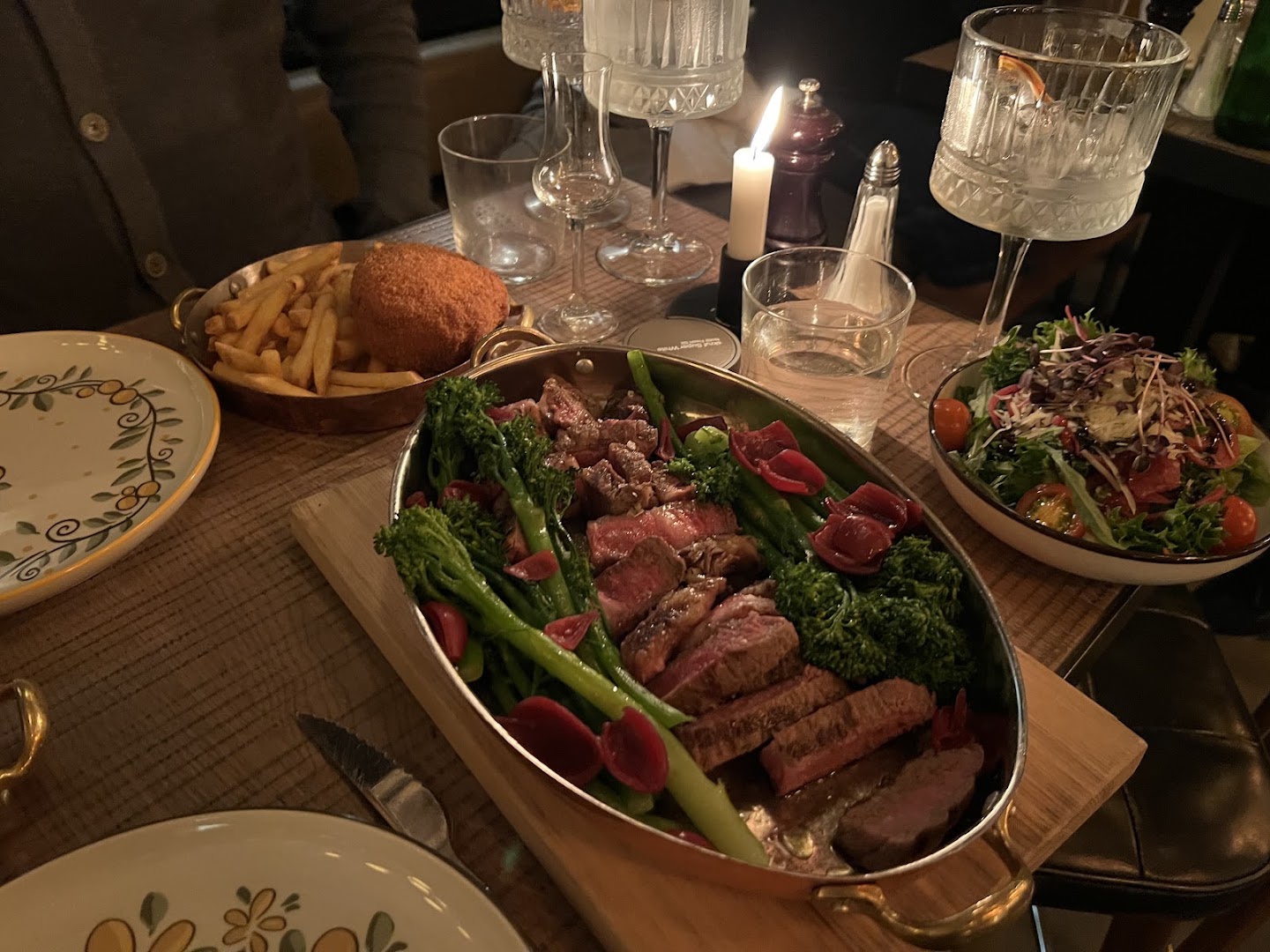 Frati: appetizing food photography in restaurant setting