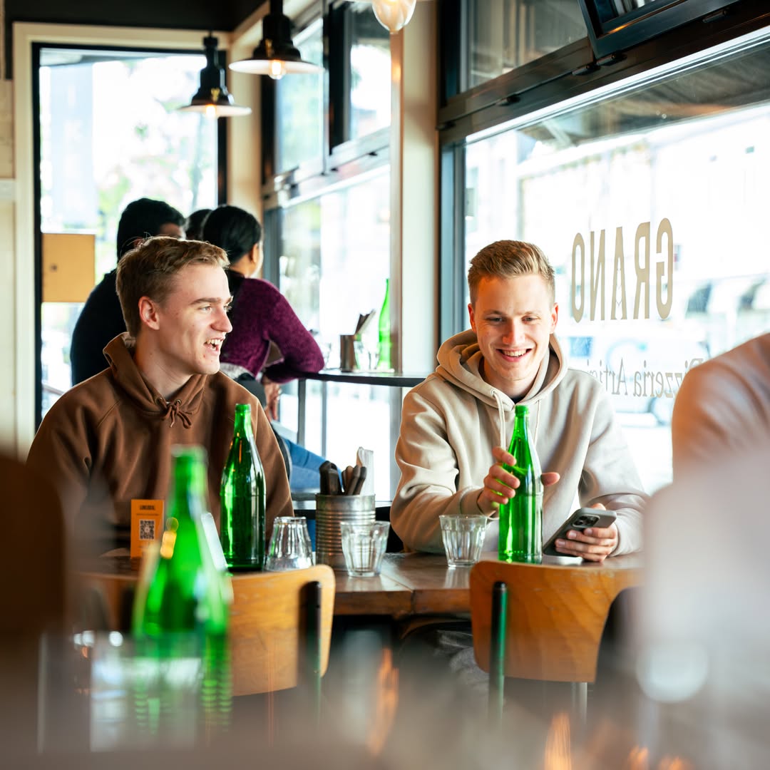 Grano: inviting atmosphere with happy customers