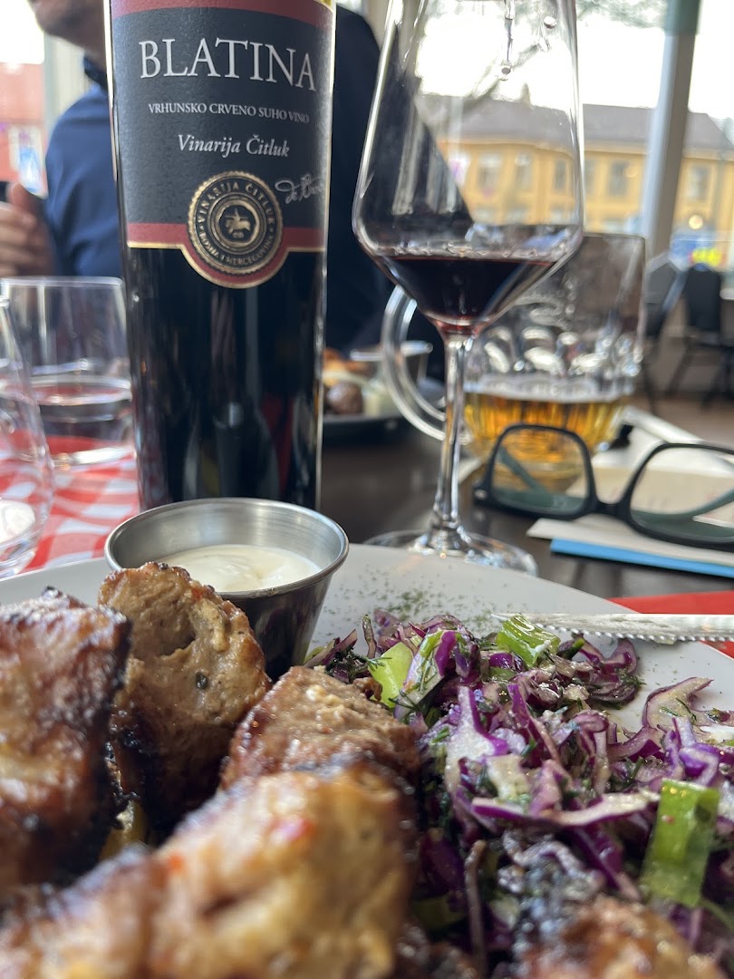 Gurman: appetizing food and wine presentation