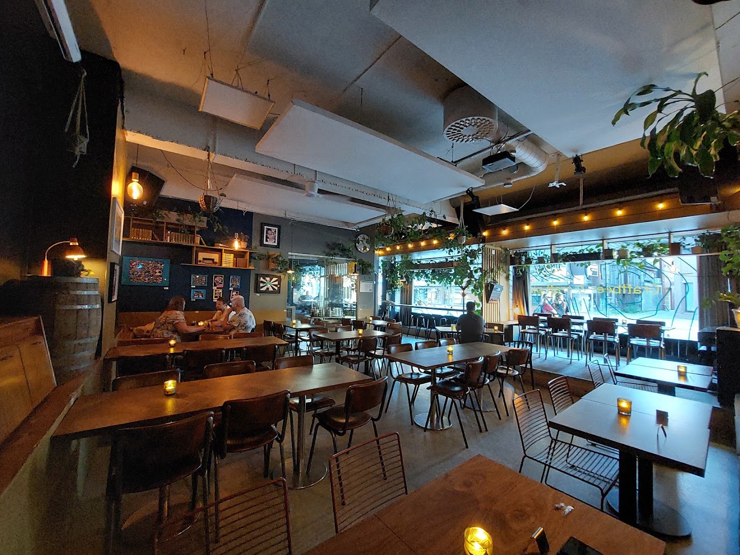 Habitat Craft Bar: inviting atmosphere and clear interior