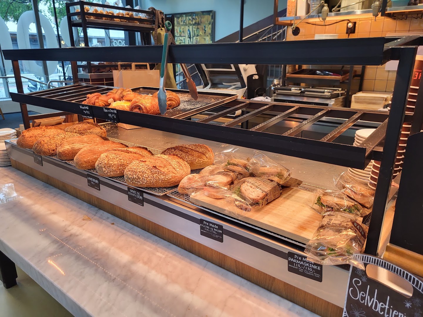 Hevd Håndverksbakeri: appetizing display of fresh bakery