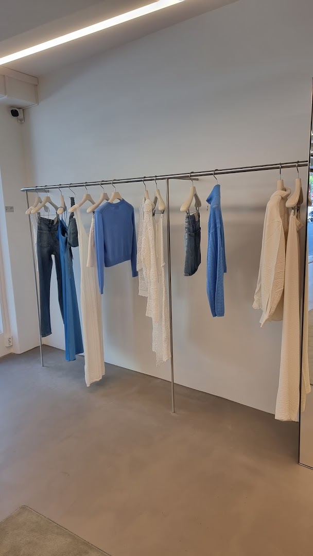 Holzweiler Trondheim: clear display of shop products