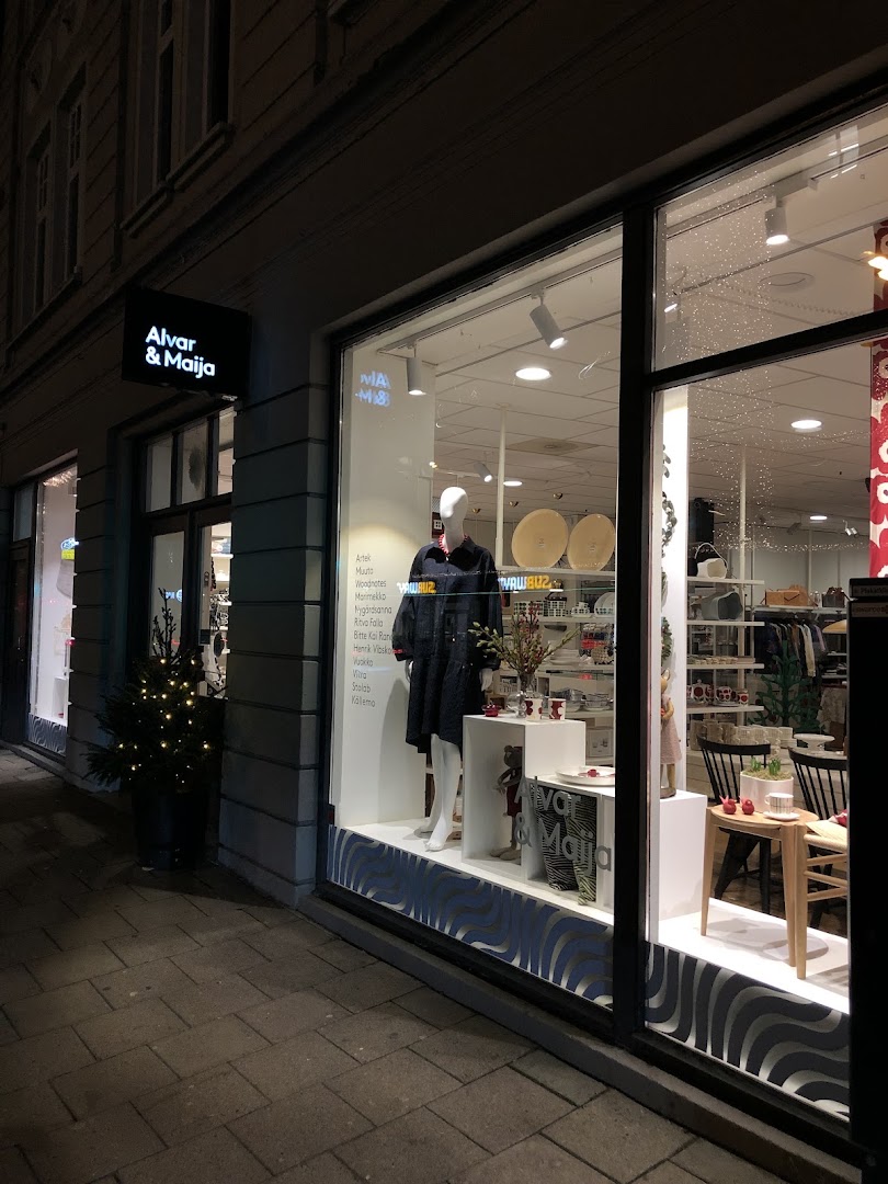 Maija: clear, professional storefront display photo