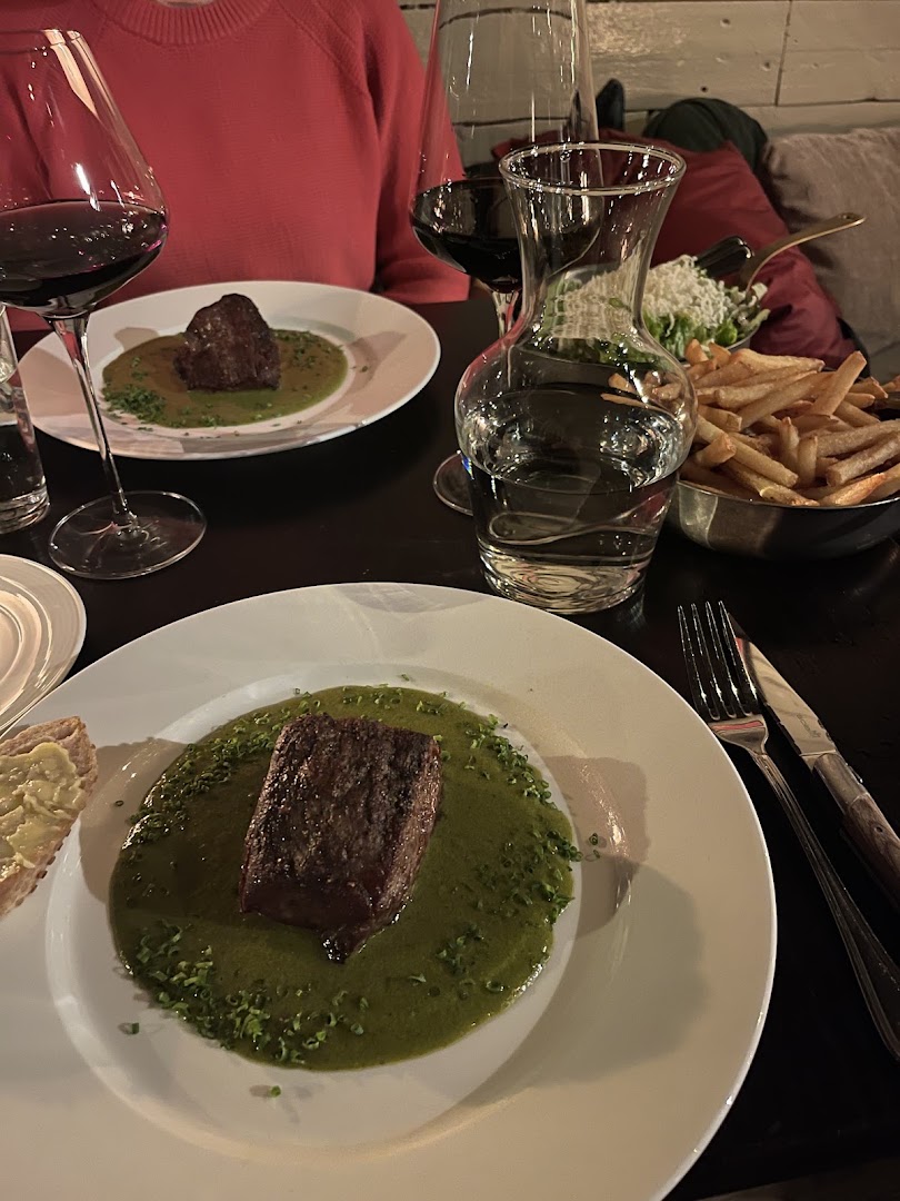 Rive Gauche: appetizing food and dining atmosphere