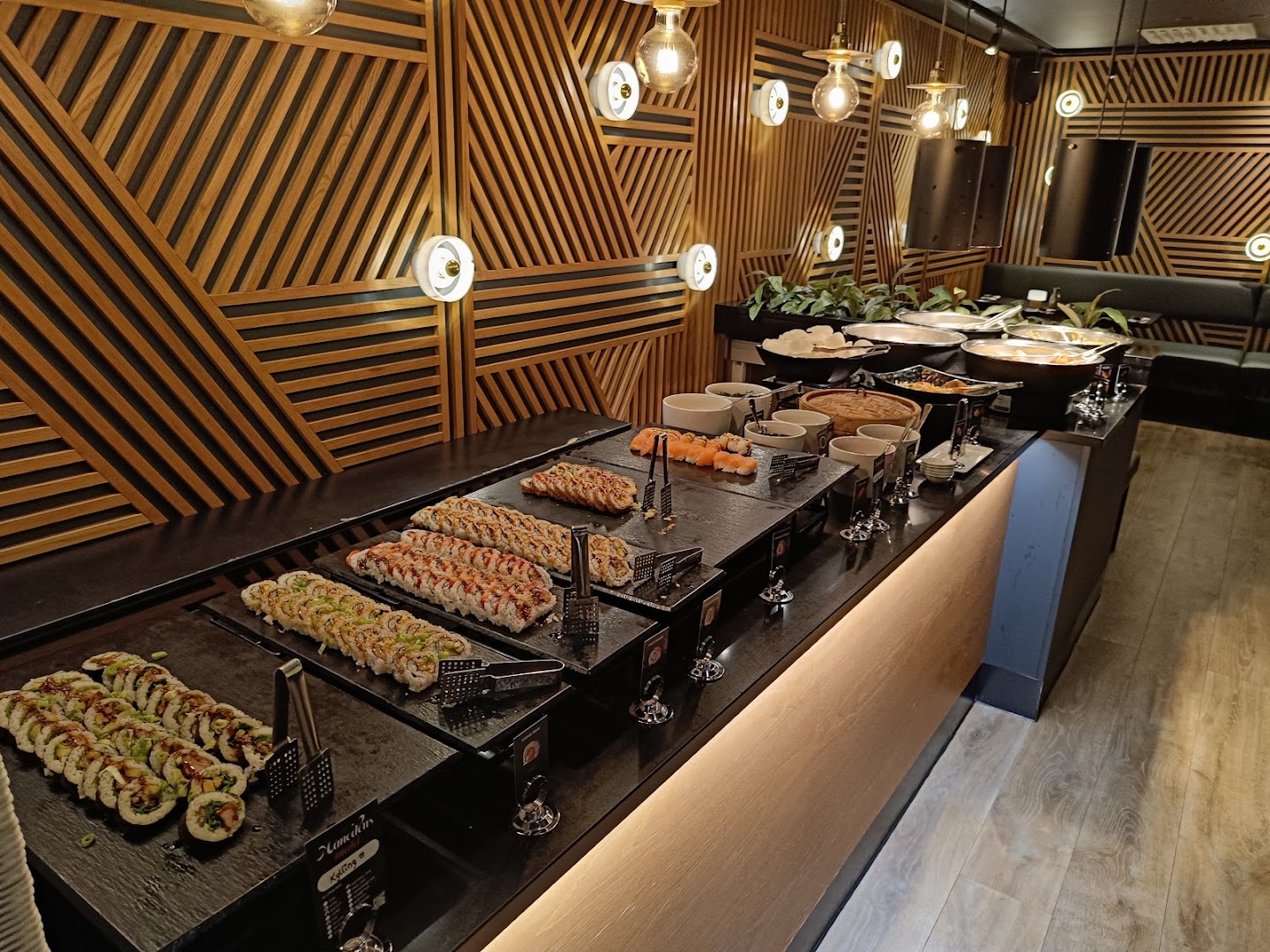 Sabrura Bakklandet: appetizing buffet display and interior