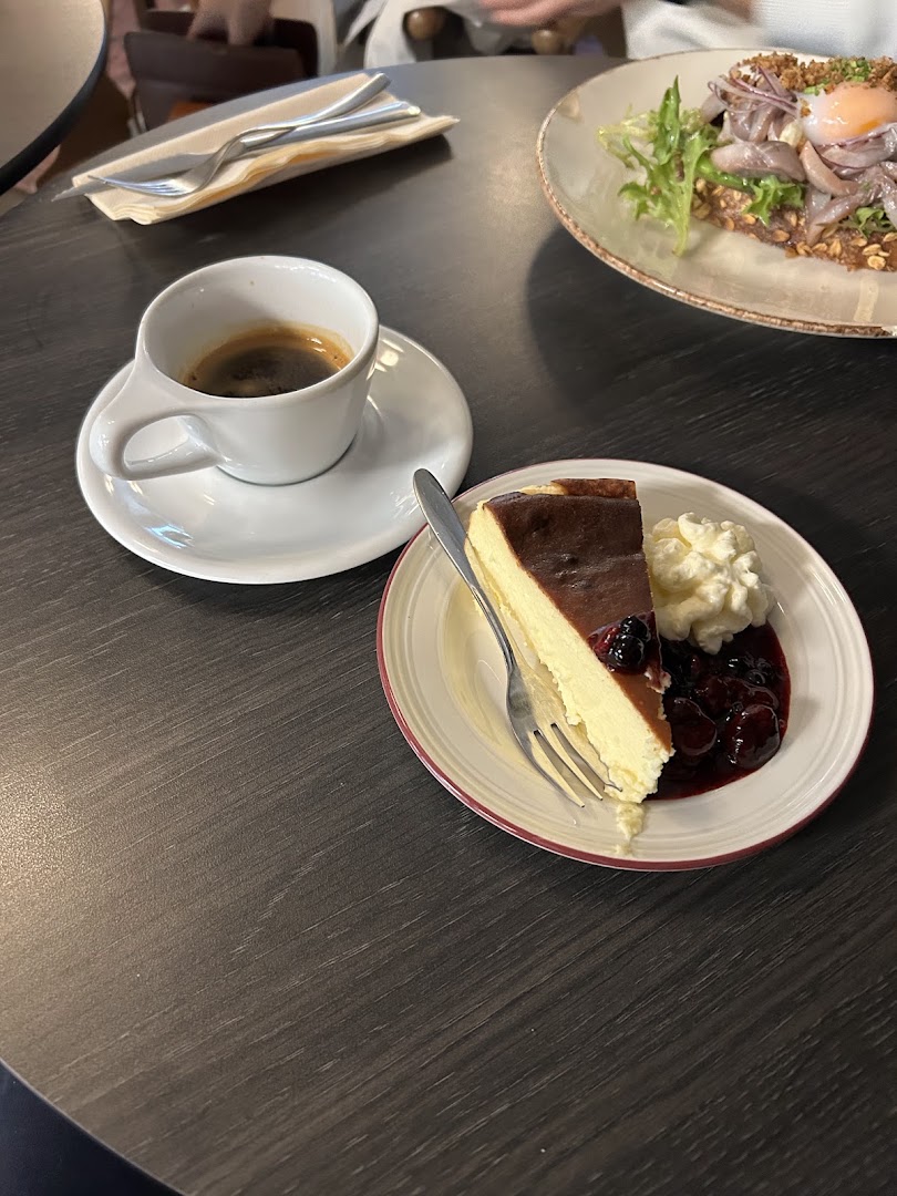 Sellanraa Bok & Bar: appetizing food and drink presentation