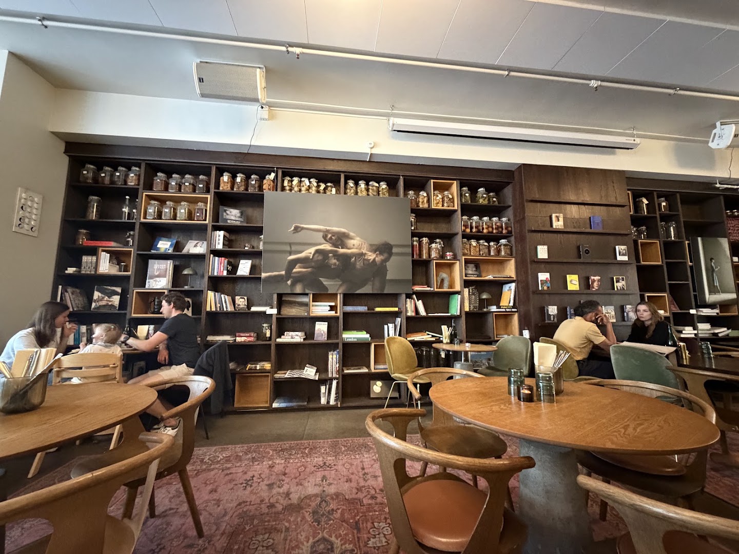 Sellanraa Bok & Bar: inviting atmosphere and clear interior