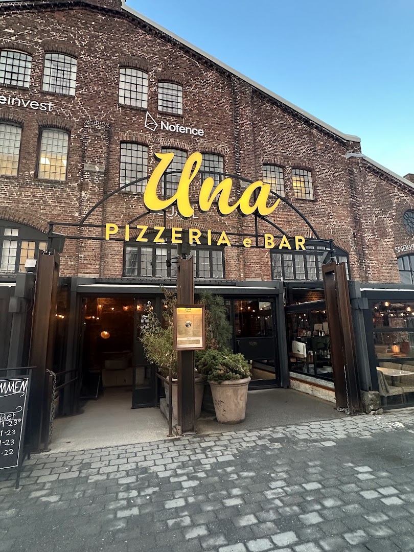 Una Pizzeria e Bar: clear, professional exterior shot