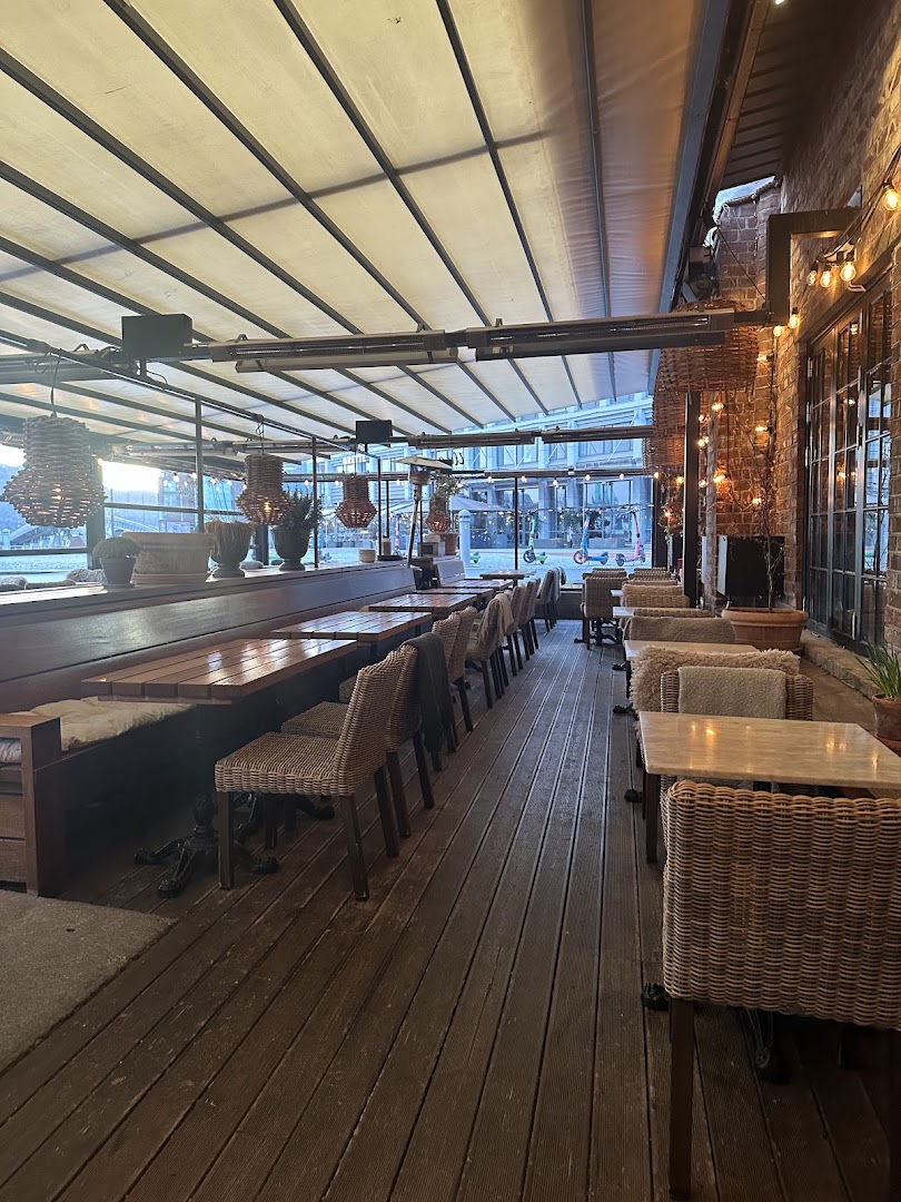 Una Pizzeria e Bar: inviting and professional restaurant terrace