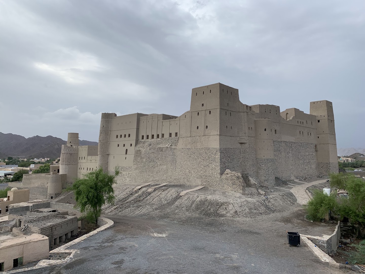 Bahla Fort: clear exterior view of fort