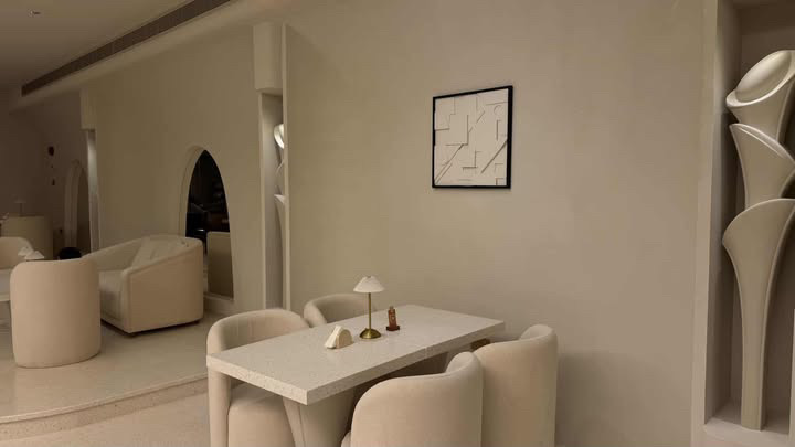 Hulm Café: clean and inviting interior shot
