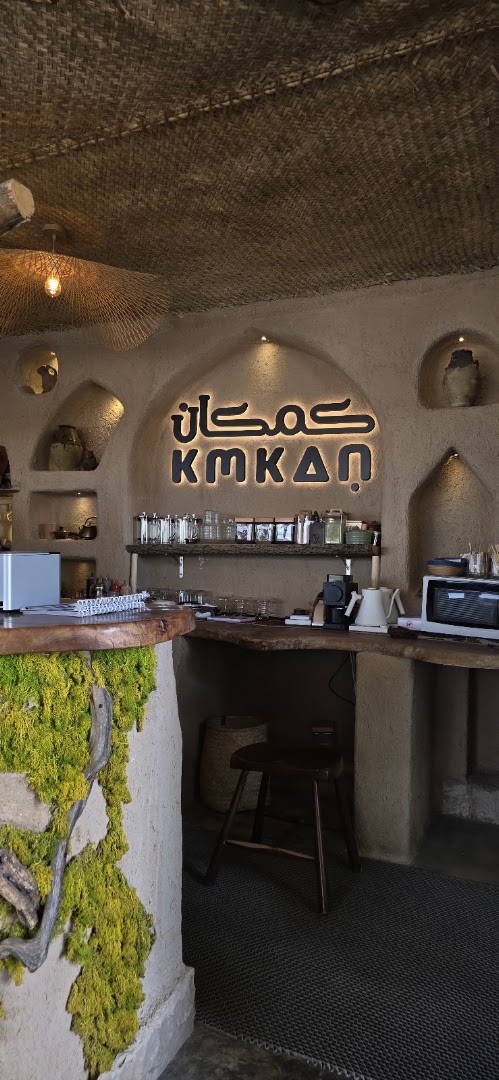 Kmkan: attractive interior and clear branding