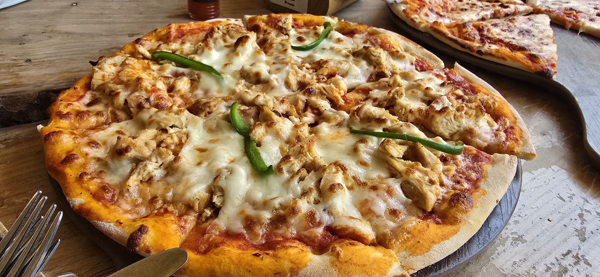 Kmkan: appetizing photo of served food